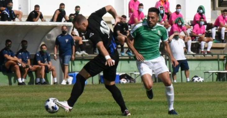 Carlos Valverde presiona a un jugador del Torremolinos.