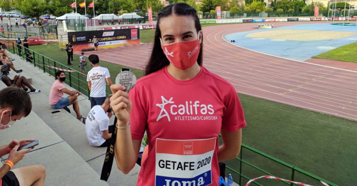 Carmen Avilés posando con la medalla de plata en Getafe