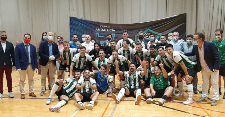 La familia del Córdoba Patrimonio de la Humanidad celebrando su primer título de la Copa de Andalucía.