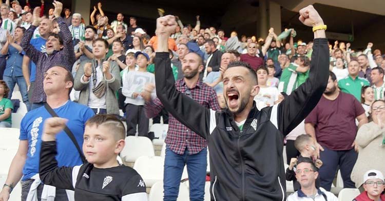 Dos cordobesistas celebrando con euforia un tanto de su equipo.