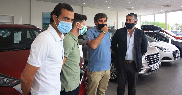 Miguel de las Cuevas, Javi Flores, Javier González Calvo y el director gerente de Corhynud, Miguel Valenzuela, en el concesionario oficial de Hyndai en la capital cordobesa.