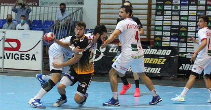 David Estepa revolviéndose en la posición de pivote superando a la defensa leonesa.