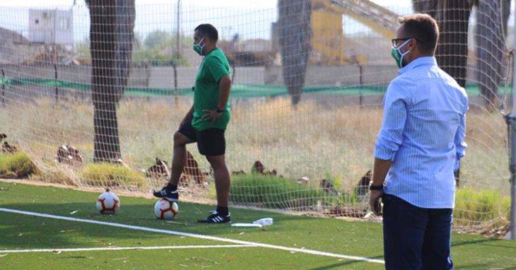David Ortega siguiendo el entrenamiento del filial con su técnico, Germán Crespo, al fondo.