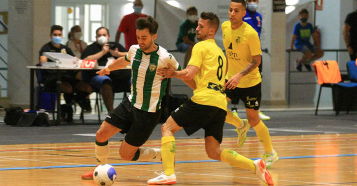Del Moral aguanta la posesión del balón antes dos jugadores del Jaén Paraíso Interior.