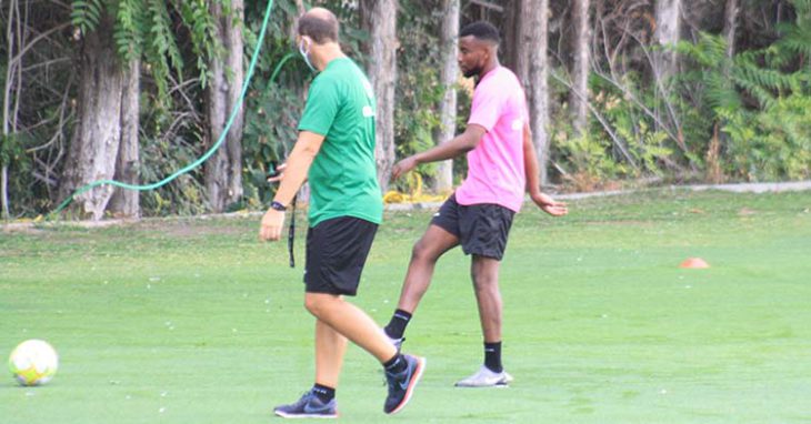 Djak Traoré ejercitándose junto a Javi Poveda.