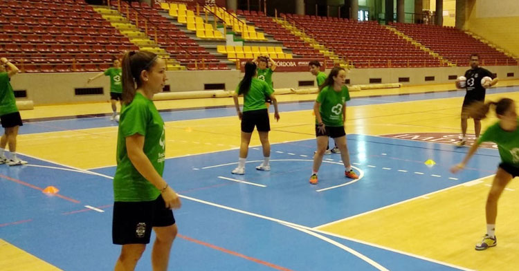 Las jugadoras del Deportivo Córdoba Cajasur ejercitándose en Vista Alegre. Foto@cordobafs