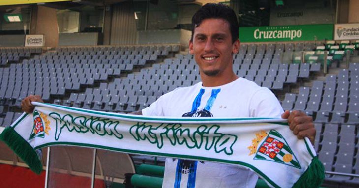 Feliz. Manu Farrando mostrando la bufanda del Córdoba CF en su puesta de largo.