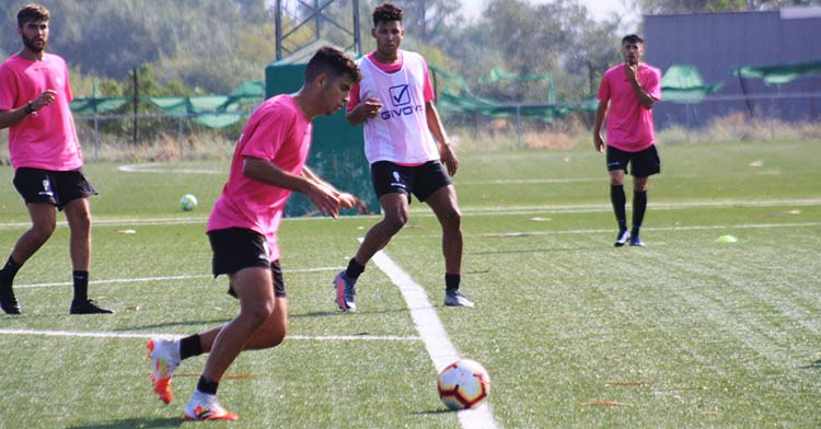 Fran Gómez ante de disparar a puerta en la vuelta a los entrenamientos del filial del Cordoba.