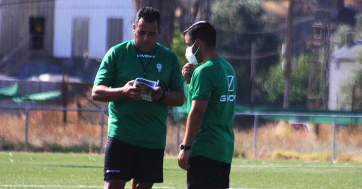 El técnico del filial del Córdoba, Germán Crespo, departiendo con uno de sus ayudantes.