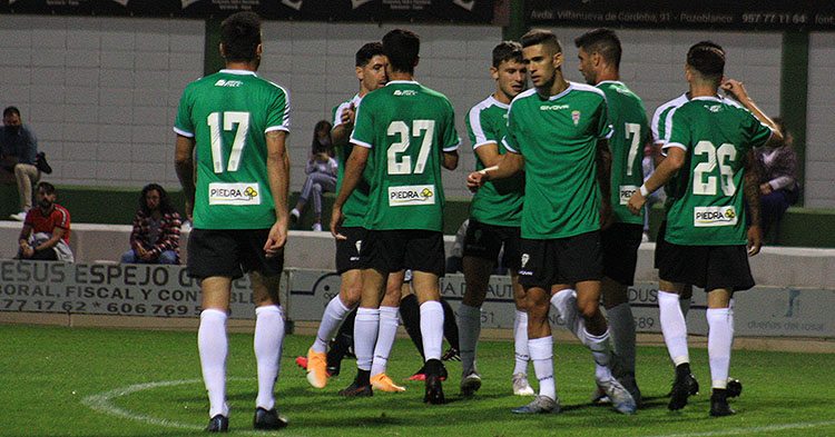 Julio Iglesias, Javi Flores, Luismi celebran el gol del extremeño con varios compañeros.