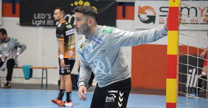 Concentrado. Álvaro De HIta, bajo palos, rubricó un gran debut ante el Sinfín con 14 paradas