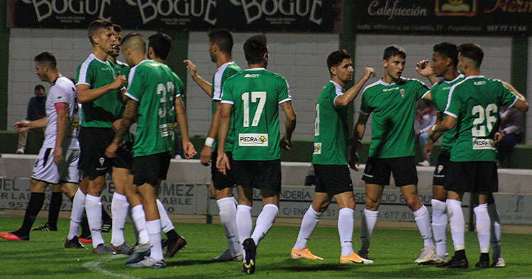 Los jugadores del Córdoba celebran el segundo tanto del partido obra de Luismi Redondo.