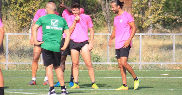 Feliz. Javi Flores sonríe junto a Mario Ortiz en un momento del entrenamiento, con Juan Sabas de espaldas.