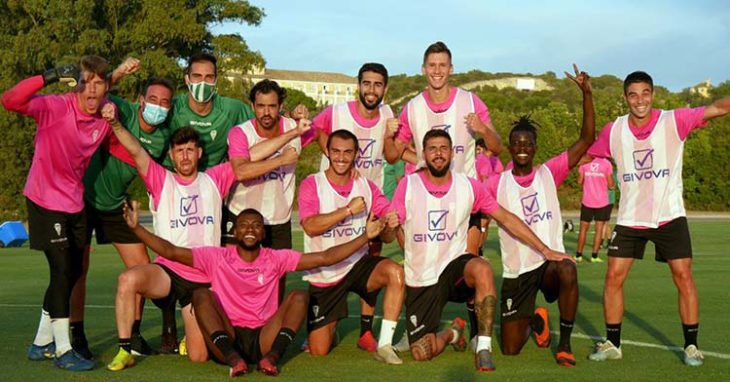 Varios jugadores del Córdoba bromean en Montecastillo al finalizar uno de los partidos con victoria.