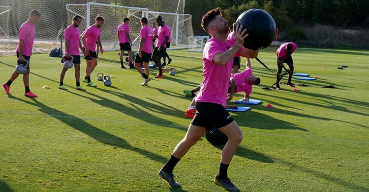 Javi Flores trabajando con el balón medicinal en Montecastillo.