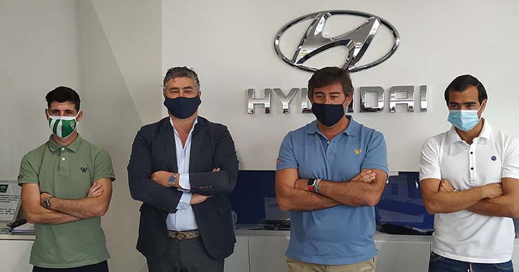 Javi Flores, Miguel Valenzuela, Javier González Calvo y Miguel de la Cuevas posando en el concesionario oficial Hyunda en Córdoba: Corhyund.