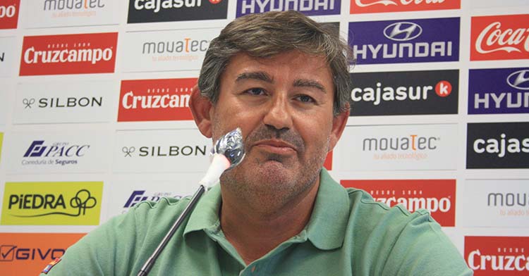Javier González Calvo atendiendo esta mañana a los medios.