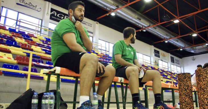 Josan González, pensativo antes del encuentro de ayer en Antequera