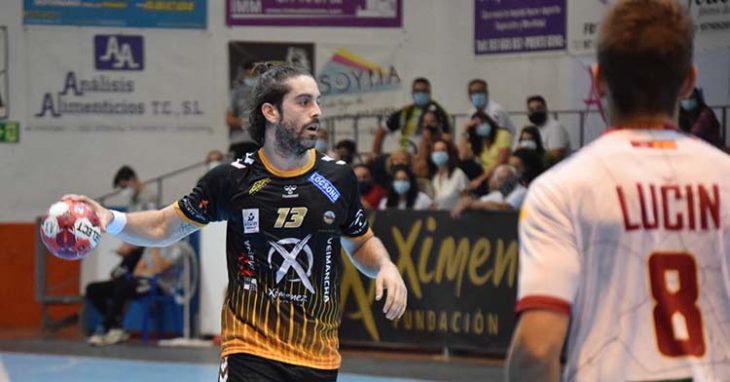 Juan Castro moviendo el balón ante el equipo de sus paisanos.