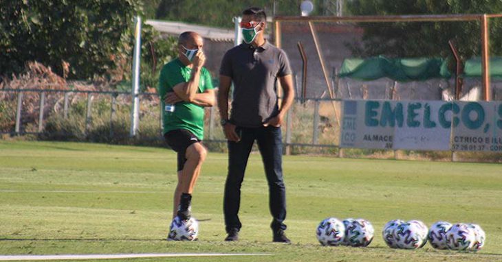 Juan Sabas durante el entrenamiento junto a Juanito.