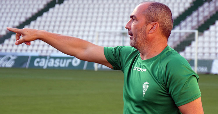 Juan Sabas hace una indicación en el partidillo. Foto: CCF