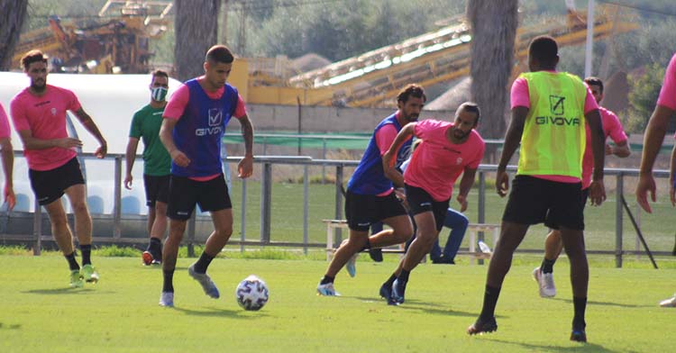 Julio Iglesias avanza con el balón en el último entrenamiento, con Djak Traoré de espaldas.