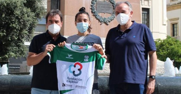 Lihuén Valcárcel con los representantes del Deportivo Córdoba Cajasur en Las Tendillas