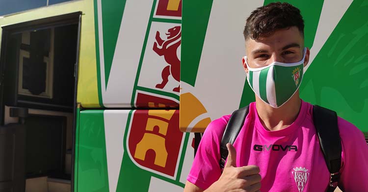 El joven extremeño Luismi muestra su pulgar antes de subir al autocar del Córdoba CF rumbo Jerez.