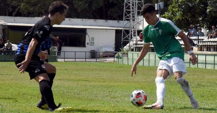 La sensación de la pretemporada. Luismi encarando a un jugador del Torremolinos el pasado domingo.