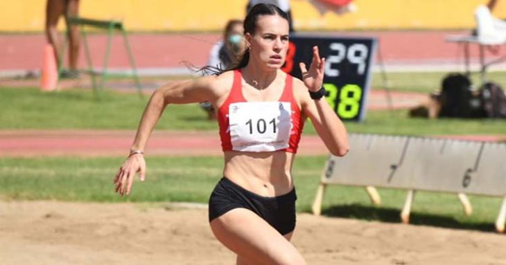 Carmen Avilés corriendo la recta final del 200 metros.