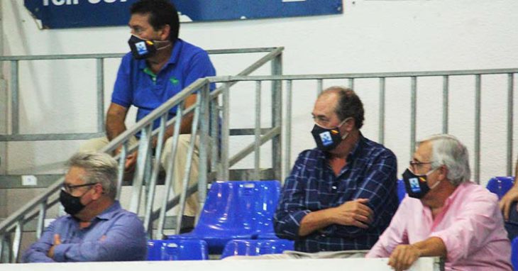 Mariano Jiménez y Francis Pérez, presidente interino de la Asobal, viendo al Ximénez en su debut ante el Sinfín.