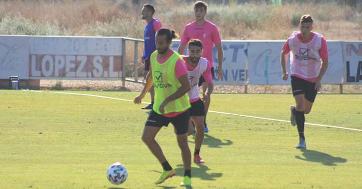 Mario Ortiz se perfila para pasar el balón durante el entrenamiento.