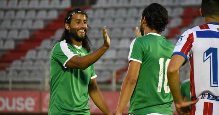 Mario Ortiz celebra el gol materializado por Miguel de las Cuevas con el alicantino.