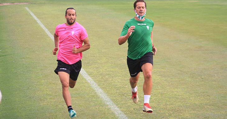 Mario Ortiz sprintando con Víctor Salas en su primer día en la Ciudad Deportiva.Mario Ortiz sprintando con Víctor Salas en su primer día en la Ciudad Deportiva.