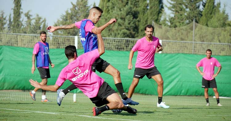 Miguel de las Cuevas sigue el juego en el primer partidillo en Montecastillo.