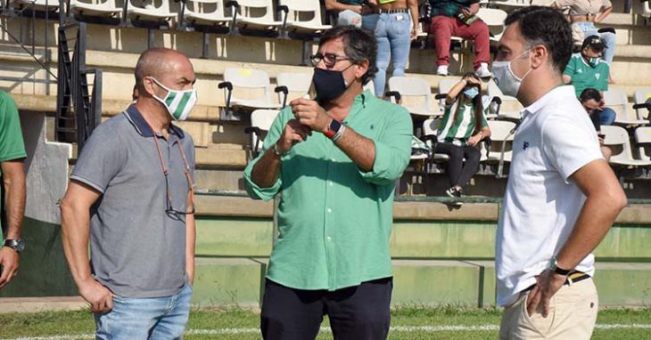Los consejeros Javier González Calvo y Miguel Gómez, a la derecha, junto a Juan Sabas en Torremolinos