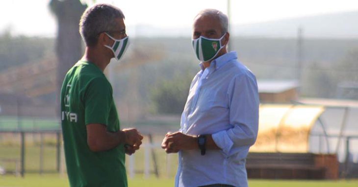 Miguel Valenzuela departiendo esta mañana en la Ciudad Deportiva con el doctor Bretones.