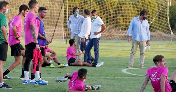 El director deportivo, Juan Gutiérrez, junto a los consejeros del Córdoba y varios futbolistas en el último entrenamiento en Montecastillo.