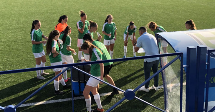 Montenegro dando instrucciones a sus pupilas en una pausa para la hidratación. Foto: @CordobaFemenino