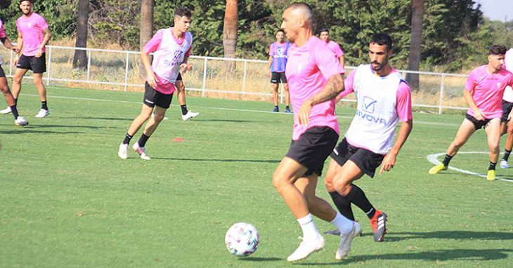 El cambio de look de Moutinho, que controla el balón con su cuero cabelludo prácticamente rapado ante Núñez.