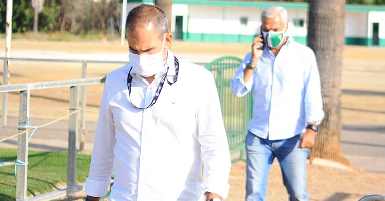 El secretario técnico, Rafa Sánchez, en primer término, con el director general deportivo, Miguel Valenzuela, al fondo hablando por teléfono.