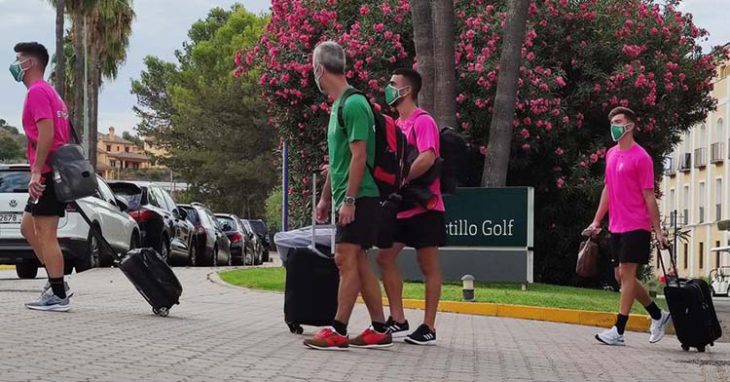 Varios jugadores del Córdoba junto al doctor Bretones sale del Hotel Barcelo Montecastillo para montarse en ella autocar y regresar a Córdoba.