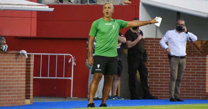 Manu Robles, segundo de Sabas, dando instrucciones en la banda con Rafa Sánchez al fondo.