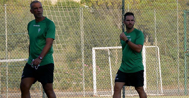 El segundo de Sabas, Manuel Robles (i), y su preparador físico, Rubén Betanzos (d), en Montecastillo.