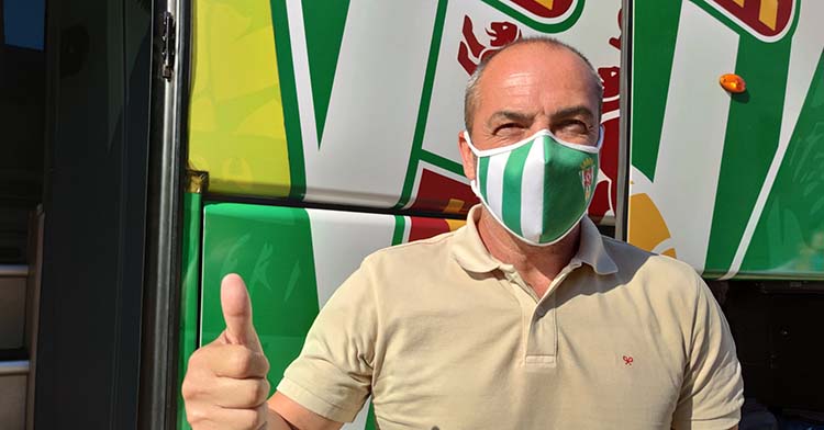 Juan Sabas mostrando su pulgar antes de partir hacia Jerez.