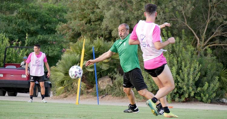 Sabas busca el balón ante Javi Flores en Montecastillo.
