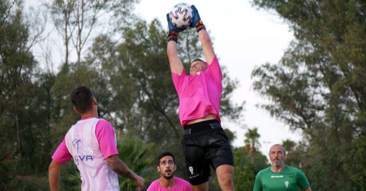 Juan Sabas observa el salto de Edu Frías para atrapar el balón ante Iván Navarro.