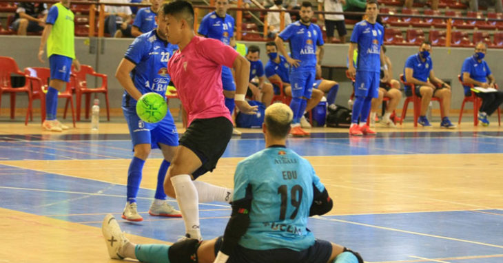 Shimizu buscando el gol contra el Valdepeñas.