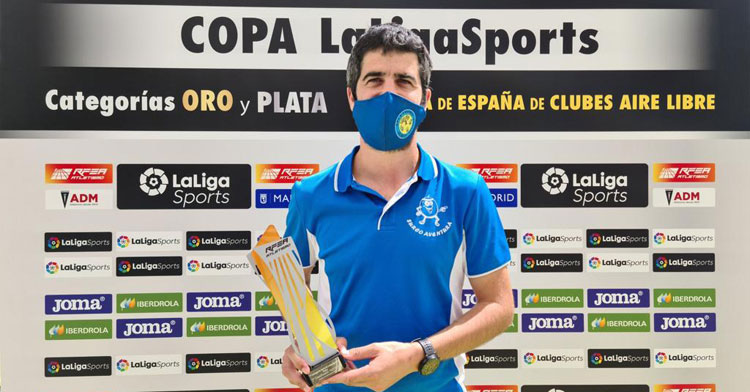 El momento de la recogida del trofeo de subcampeón por parte ucentina. Foto: Surco Lucena