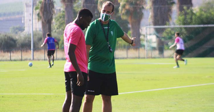 Djak Traoré recibiendo las instrucciones de Javi Poveda.